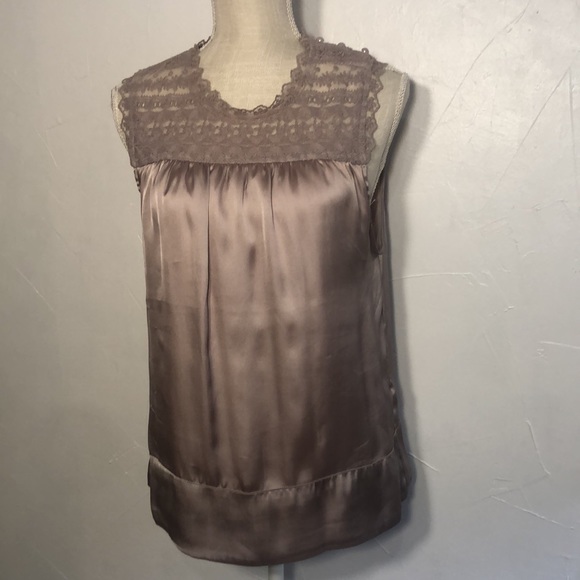 Francesca’s Color pink size Large 3 Buttons on shoulder and Lace on top - Picture 3 of 9